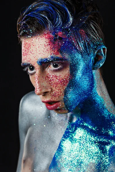 Homem androgyne jovem louco com arte facial. Homem do espaço. Pessoa estranha. . — Fotografia de Stock