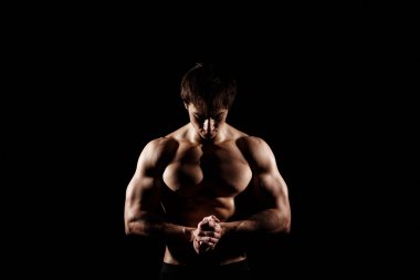 Kas ve formda genç vücut geliştirmeci fitness erkek model Ove poz