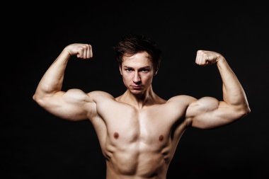 Güvenle seyir fo dumbbell ile yakışıklı güç atletik erkek