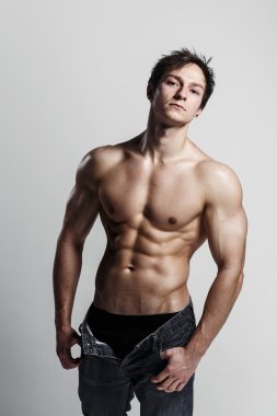 Düğmesiz kot ile Kas erkek model vücut geliştirmeci. Stüdyo ş