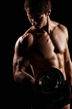 Kas ve formda genç vücut geliştirmeci fitness erkek model Ove poz