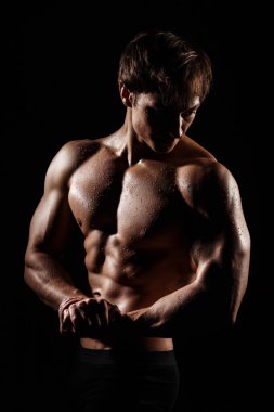 Kas ve formda genç vücut geliştirmeci fitness erkek model Ove poz