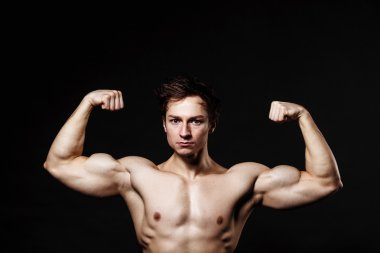 Güvenle seyir fo dumbbell ile yakışıklı güç atletik erkek