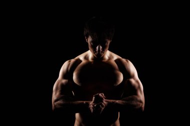 Kas ve formda genç vücut geliştirmeci fitness erkek model Ove poz