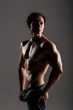 Kas erkek model vücut geliştirmeci eğitim öncesi. Stüdyo çekim 