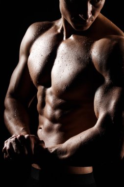 Kas ve formda genç vücut geliştirmeci fitness erkek model Ove poz
