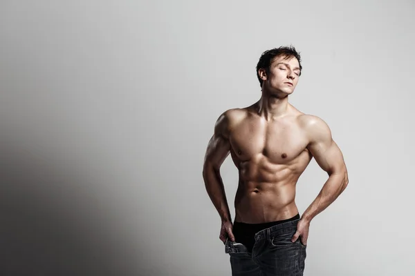 Hombre atlético guapo mirando al costado en jeans desabotonados. Stron. — Foto de Stock