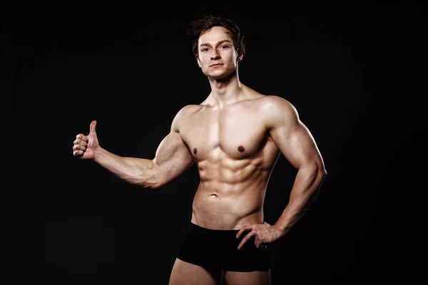肌肉和适合年轻的健美健身男性模型显示 th — 图库照片