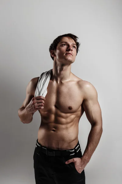Muscular modelo masculino fisiculturista antes do treinamento. Estúdio filmado — Fotografia de Stock