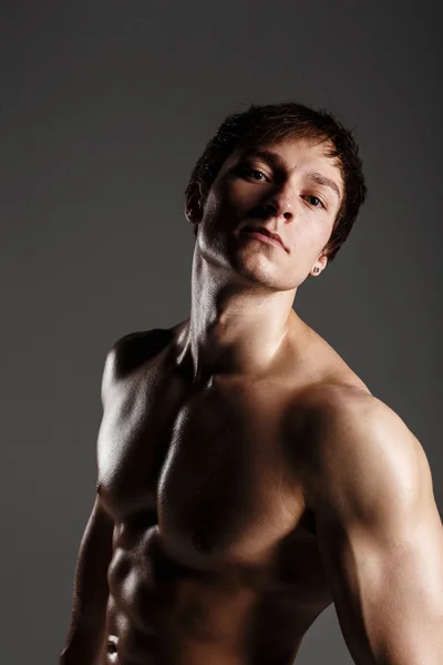 Hombre atlético fuerte mostrando cuerpo muscular y abdominales de seis paquetes. Showi. —  Fotos de Stock