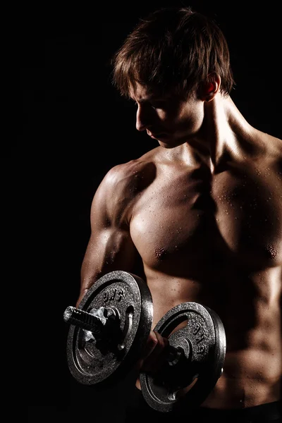 Kas ve formda genç vücut geliştirmeci fitness erkek model Ove poz