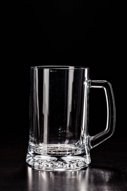 Cam siyah bira için. Boş bardak. Alkol cam. Portre 