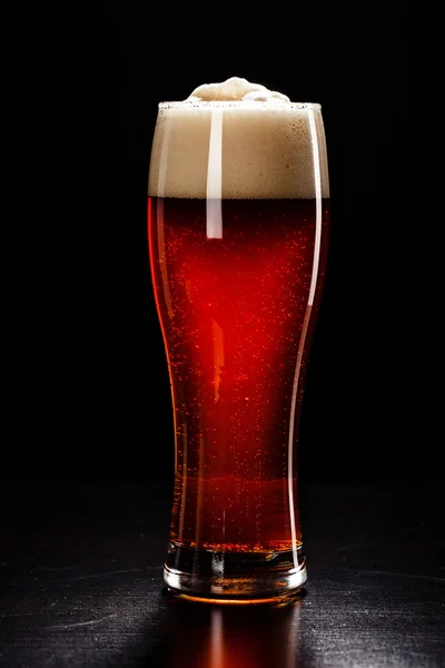 Beer Glass on black. Bar drink. Beer bubbles closeup. DRAFT DARK — Stock Photo, Image