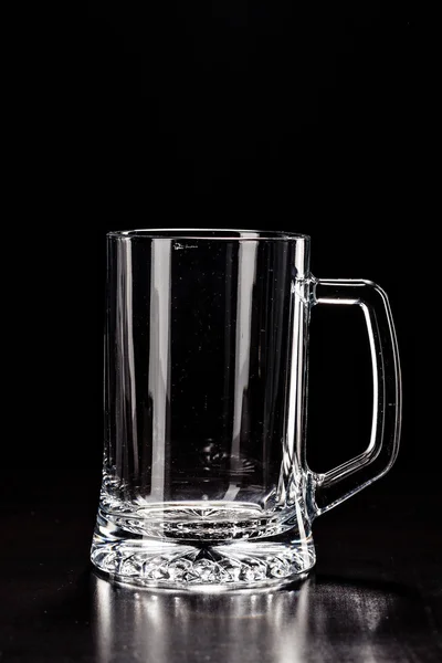 Verre pour BEER sur noir. Verre vide. Un verre d'alcool. Gros plan — Photo