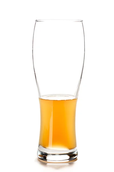 HALF GLASS of DRAFT BEER. Or frais froid et délicieux. Bière dans — Photo