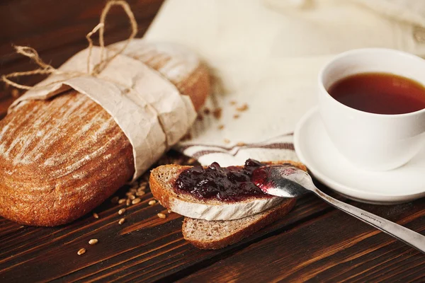 Pão saudável fatiado fresco no café da manhã — Fotografia de Stock