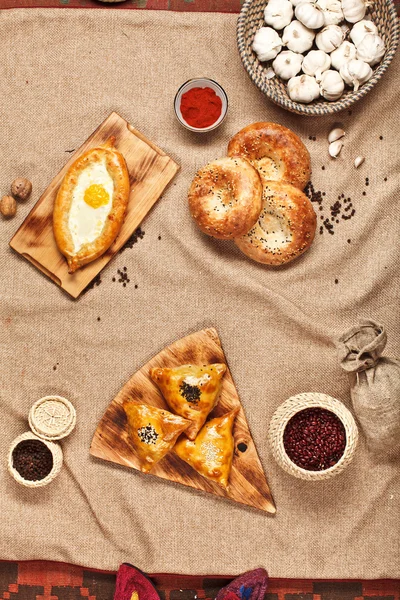 Gürcüce veya Özbek gıda khachapuri ve samsa ayarla