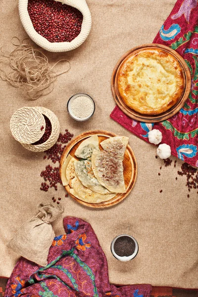 Gürcüce veya Özbek gıda khachapuri ve cheburek ayarla