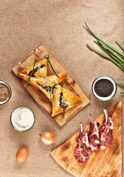 Comida da Ásia Central - khachapuri com perna de cordeiro — Fotografia de Stock