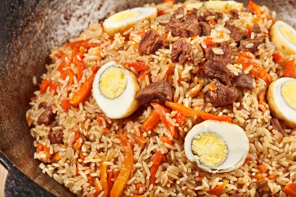 Traditional central asia pilaf in kazan — Stock Photo, Image