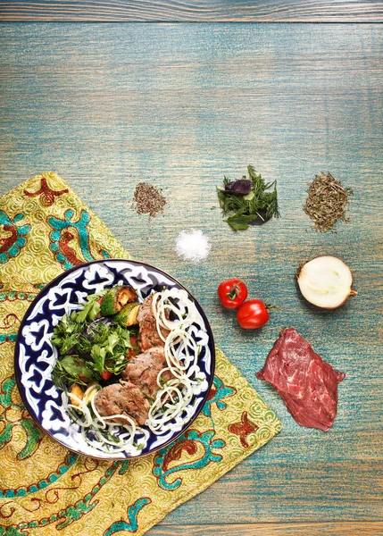 Basturma traditionnelle d'Asie centrale avec des ingrédients sur fabr uzbek — Photo