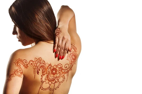 Nu dos de jeune fille avec henné mehendi — Photo