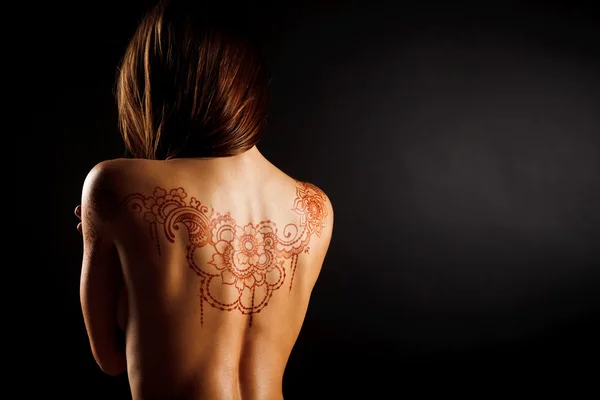 Nahý zadní mladá dívka s mehendi henna tetování — Stock fotografie