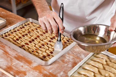 Türk ve iran tatlılar baklava hazırlanması 
