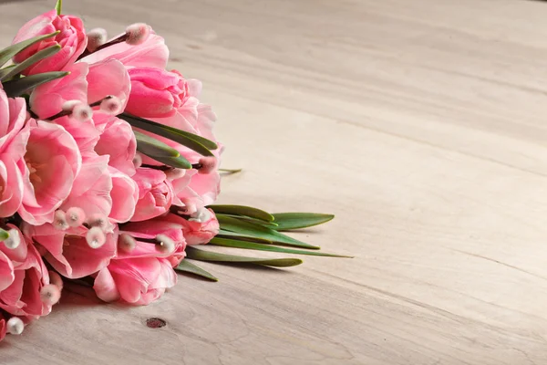 Buquê de tulipas frescas rosa no fundo de madeira — Fotografia de Stock