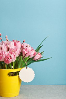 Kukum sarı kova ile pembe taze Lale buketi 