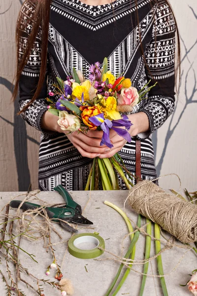 Hands of florist making bouquet spring flowers — Stock Photo, Image