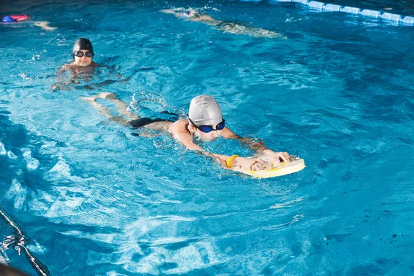 Atividades na piscina jovem rapaz natação fitness — Fotografia de Stock