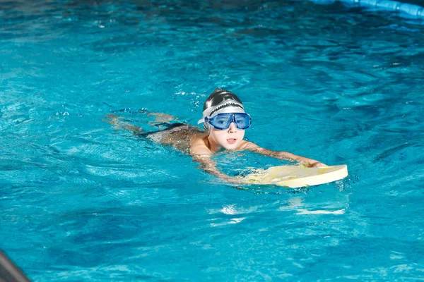 Activités à la piscine jeune garçon natation fitness — Photo