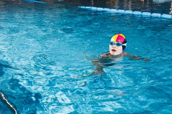 Actividades en la piscina joven niño natación fitness — Foto de Stock