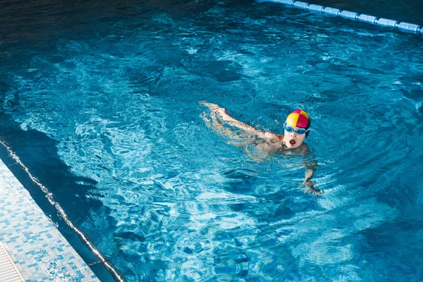Attività in piscina giovane ragazzo nuoto fitness — Foto Stock