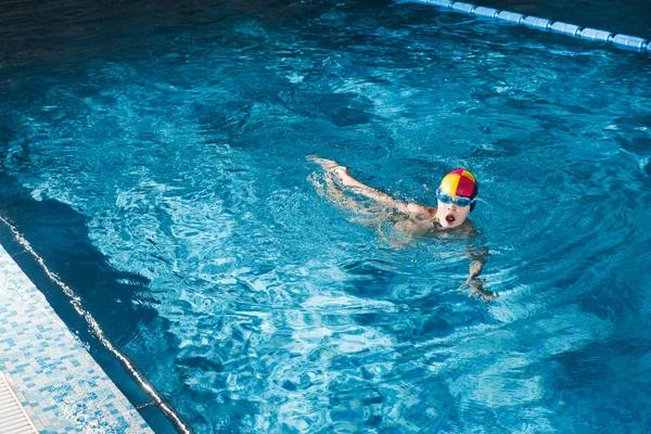 Activities on the pool young boy swimming fitness — Stock Photo, Image