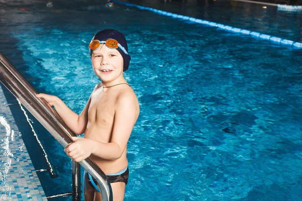 Niño usando escalera para salir de la piscina — Foto de Stock