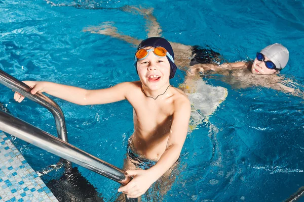 Junge mit Leiter aus Schwimmbad befreit — Stockfoto