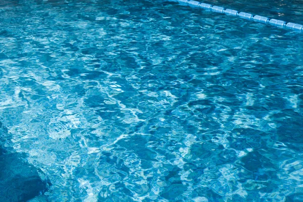 Piscina azul con detalle de agua ondulada — Foto de Stock