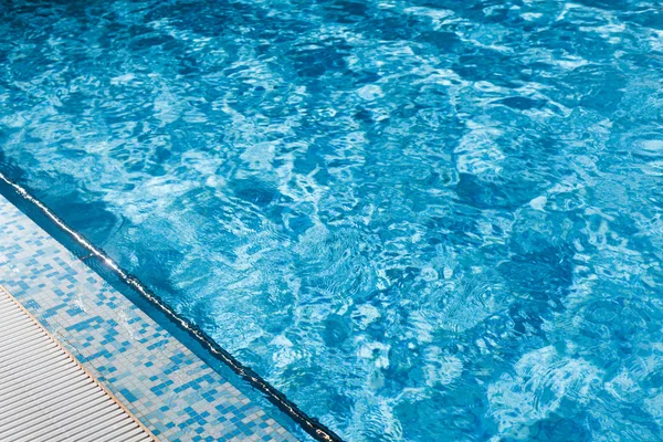 Piscina azul con detalle de agua ondulada — Foto de Stock