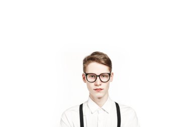 Gözlüklü genç adam 