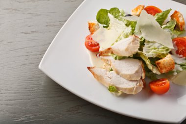 ahşap doku lezzetli Sezar salataya