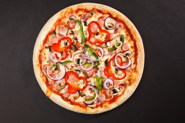 Mantar Biber soğan soslu lezzetli İtalyan pizza