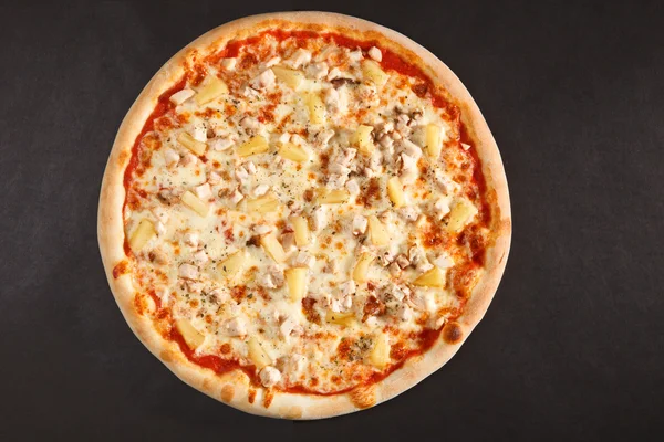 Смачна італійська піца з ананаса куркою і сиром — стокове фото