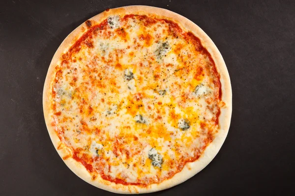 Смачна італійська піца чотирьох видів сиру — стокове фото