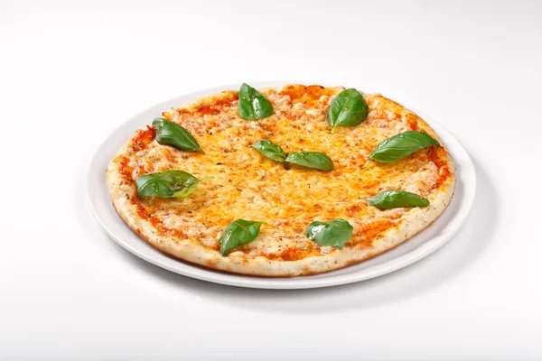 beyaz zemin üzerinde pizza margherita