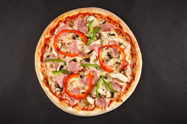 Sabrosa pizza italiana con champiñones, pimiento, hamon y pollo — Foto de Stock