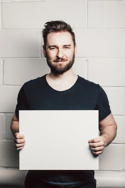 남자 수염 보여주는 빈 흰색 카드와 — 스톡 사진