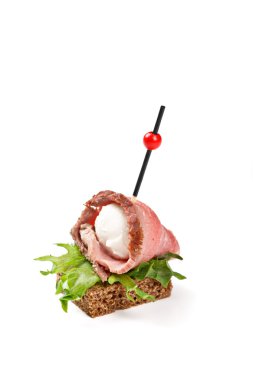 beyaz zemin üzerine jambon mozarella ile kanepe