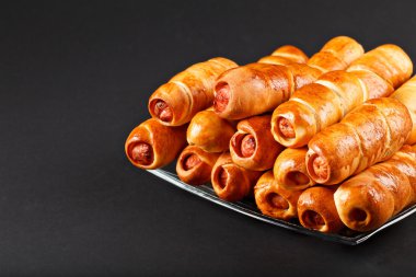 Çok lezzetli hamur plaka üzerinde pişirme sosis sıcak